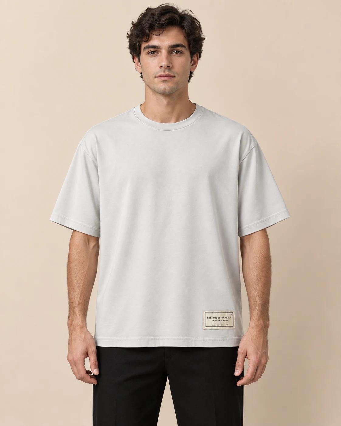 Homme de face portant le tee oversized H.O.P, étiquette tissée en bas du devant